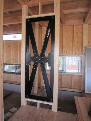 耐震住宅に制振装置が組み込まれています